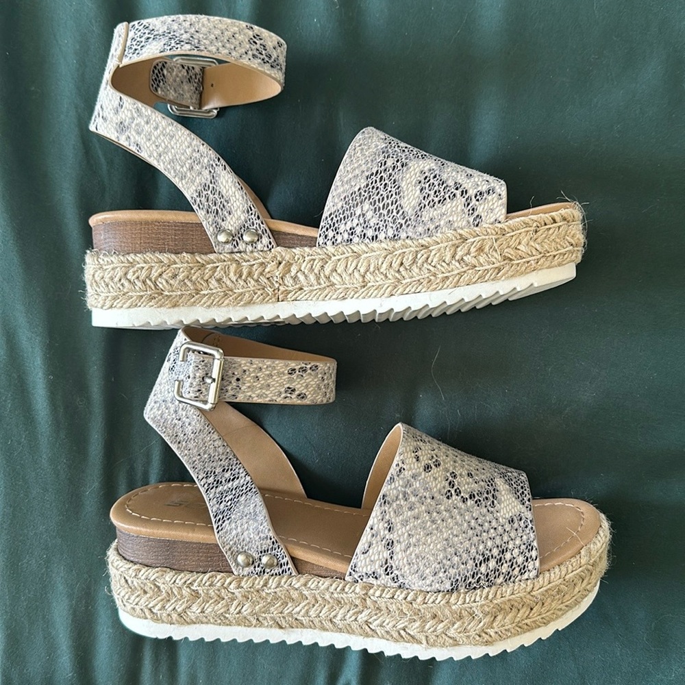 SODA Topic Flatform Sandals Espadrille Size 7 Python Beige Woven Buckle Strap